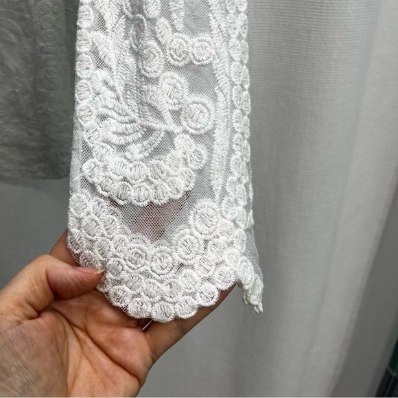 We Are Not Alone Women’s Ivory Lace Bell Sleeve Top size Medium - Picture 5 of 9
